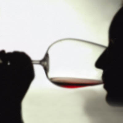 uomo che beve
